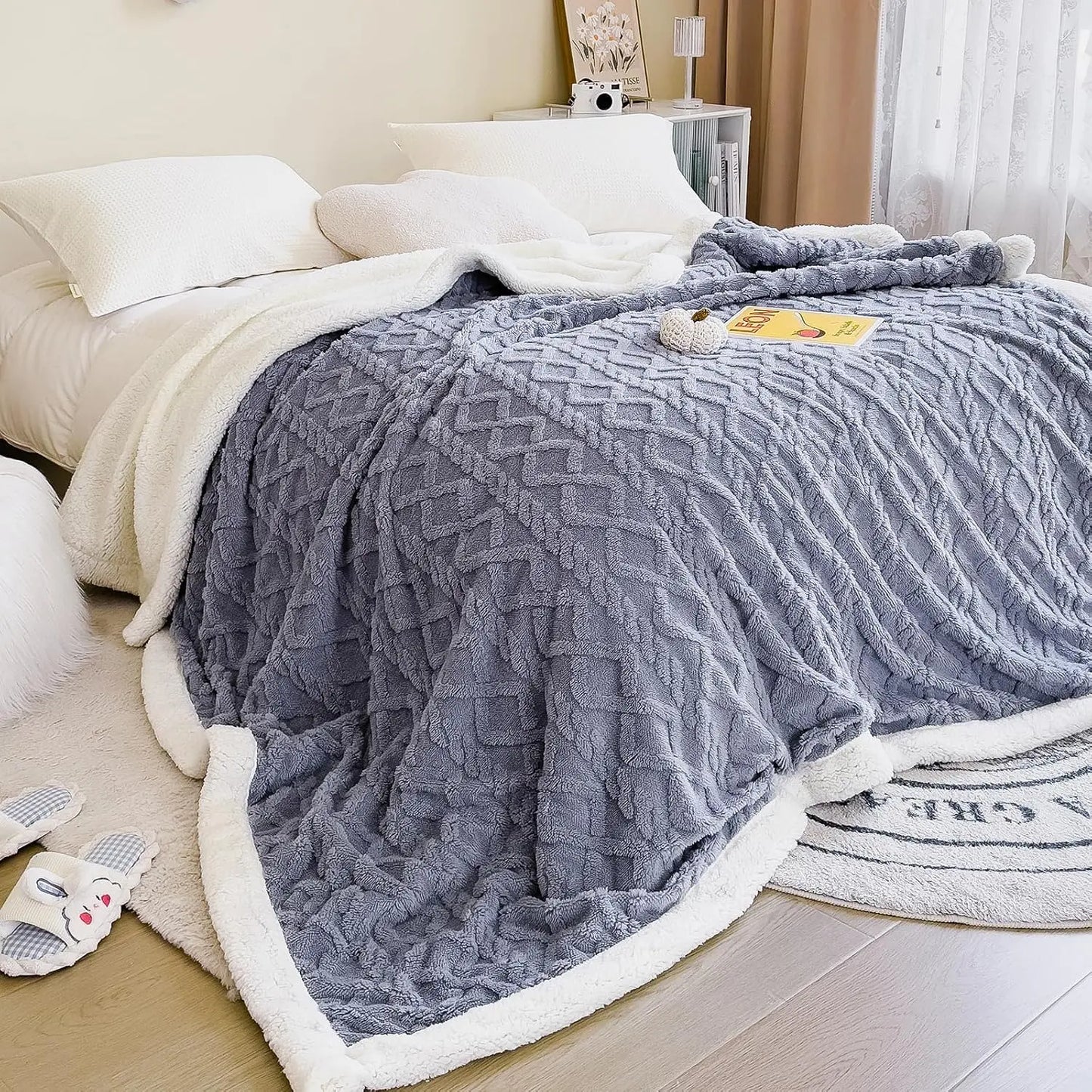 Double-Layer Plush Velvet Blanket, Ultra Soft Cozy Warm Throw Blanket, Reversible Fleece Blanket for Sofa Bed Bedroom
