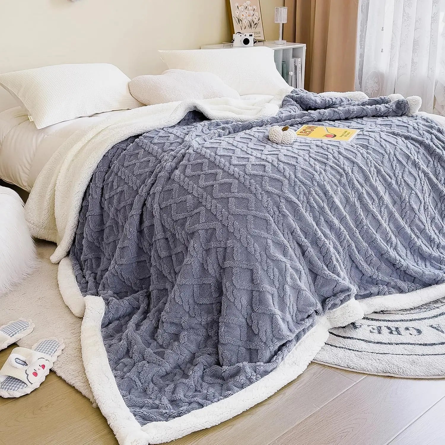 Double-Layer Plush Velvet Blanket, Ultra Soft Cozy Warm Throw Blanket, Reversible Fleece Blanket for Sofa Bed Bedroom